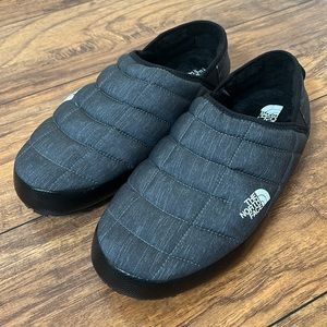 THE NORTH FACE DARK GRAY PUFFER SLIPPERS!